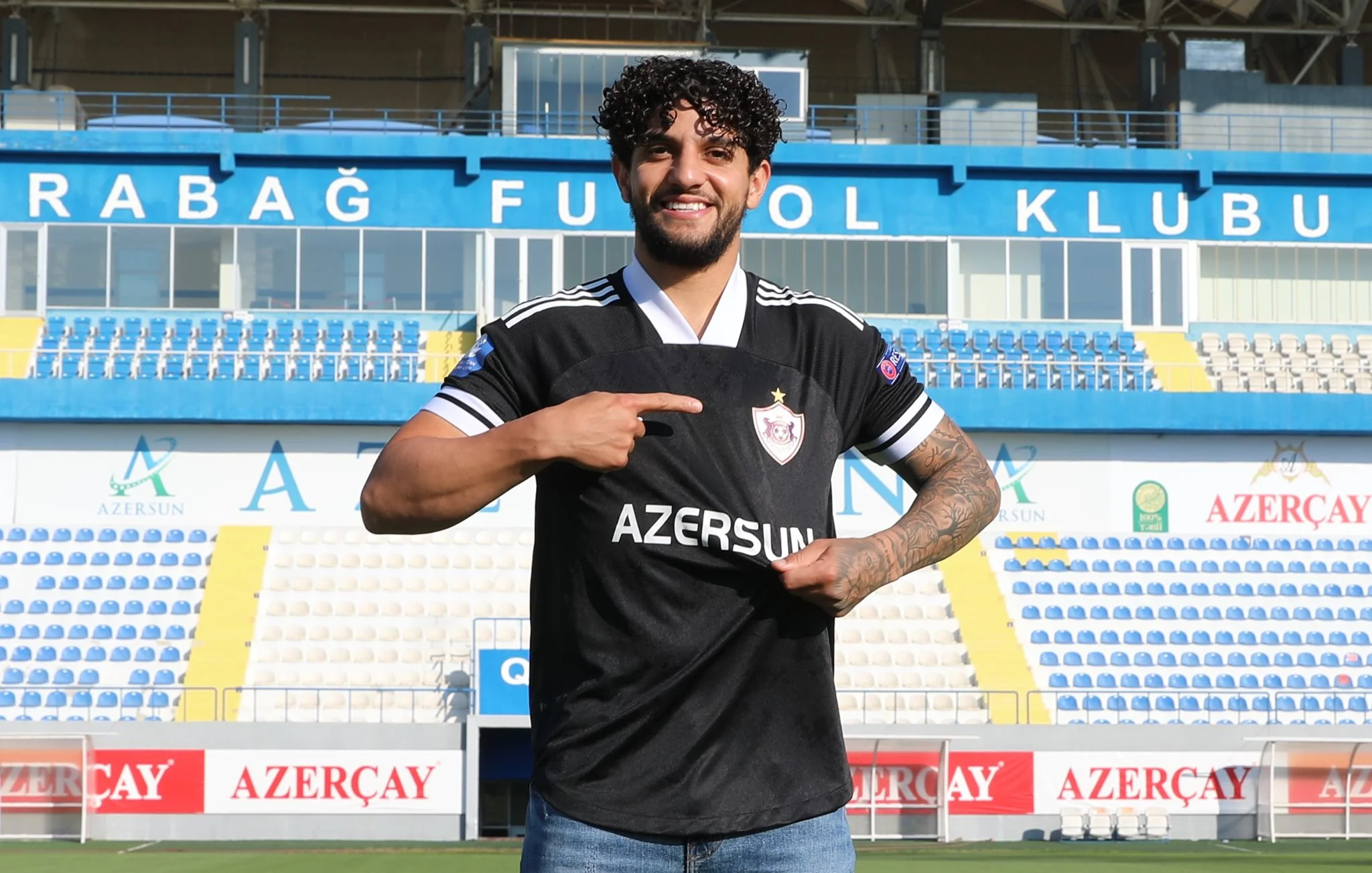 UEFA Kadinin qolunu "ən yaxşı" seçdi 