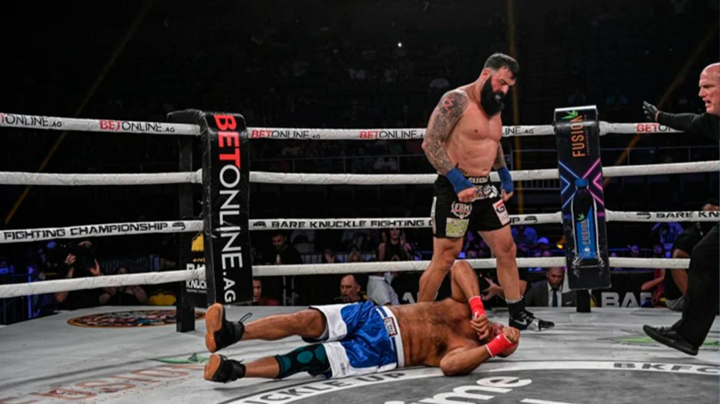 MMA döyüşçüsü nokautdan sonra öldü - VİDEO 