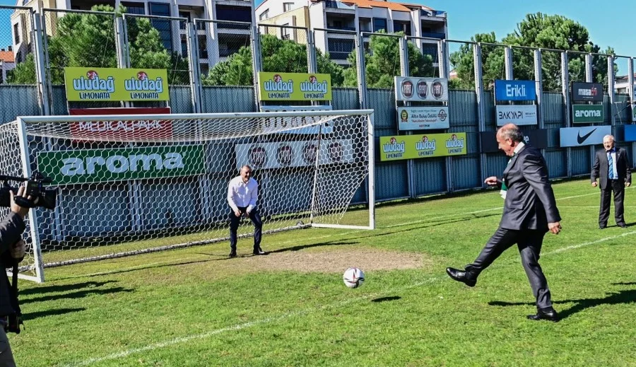 Türkiyənin tanınmış siyasətçisi "Bursaspor"u ziyarət etdi 