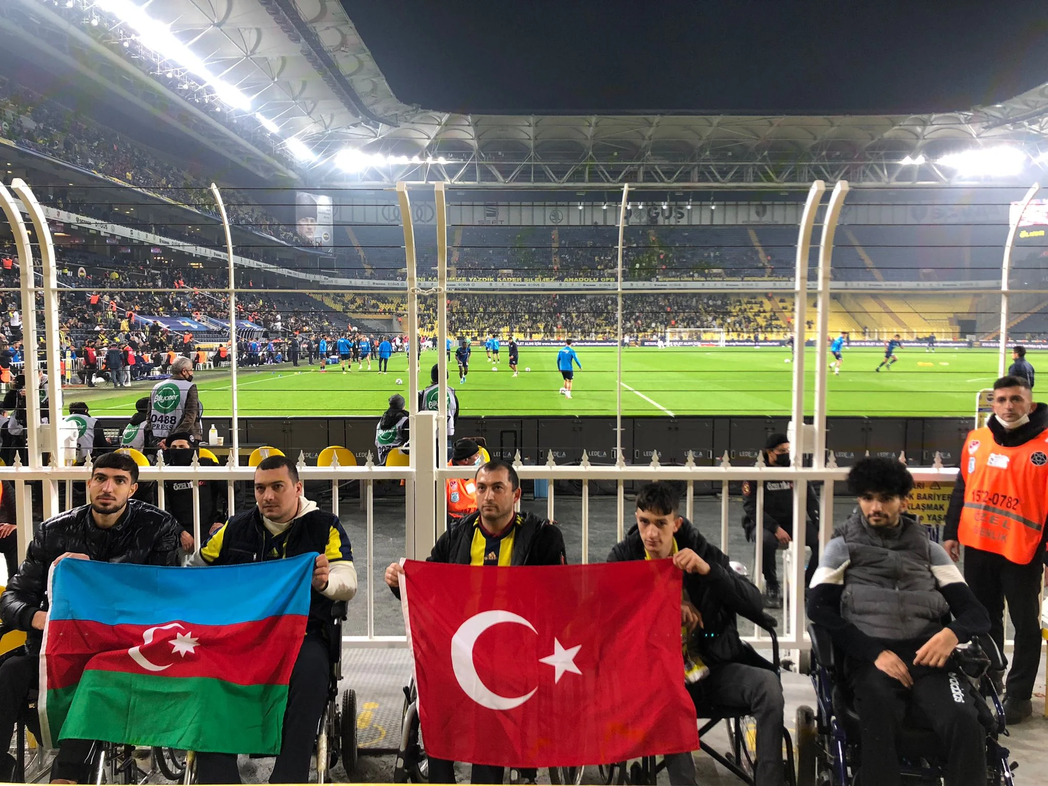 TADEF-dən təşəbbüs: Türkiyədə müalicə alan qazilərimiz matçı tribunadan izlədilər - FOTOLAR 