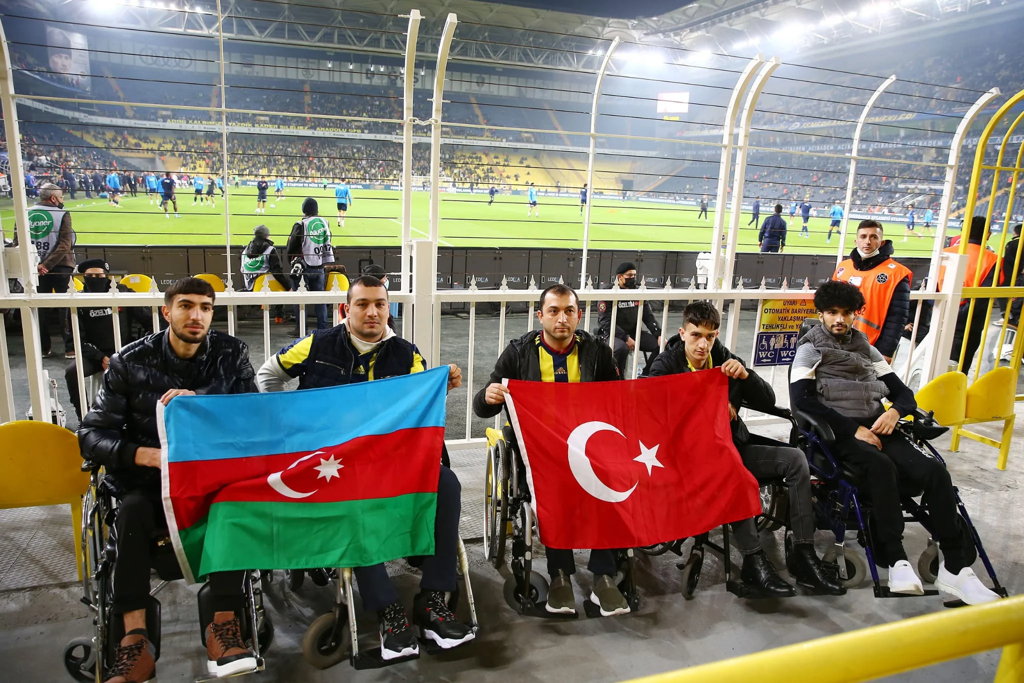 TADEF-dən təşəbbüs: Türkiyədə müalicə alan qazilərimiz matçı tribunadan izlədilər - FOTOLAR 