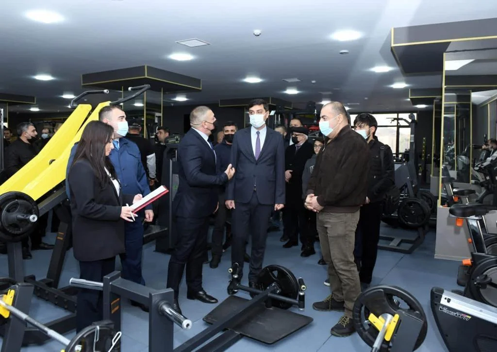 Fərid Qayıbov bazanın açılışında iştirak edib, şəhidin atasına plaket verib 