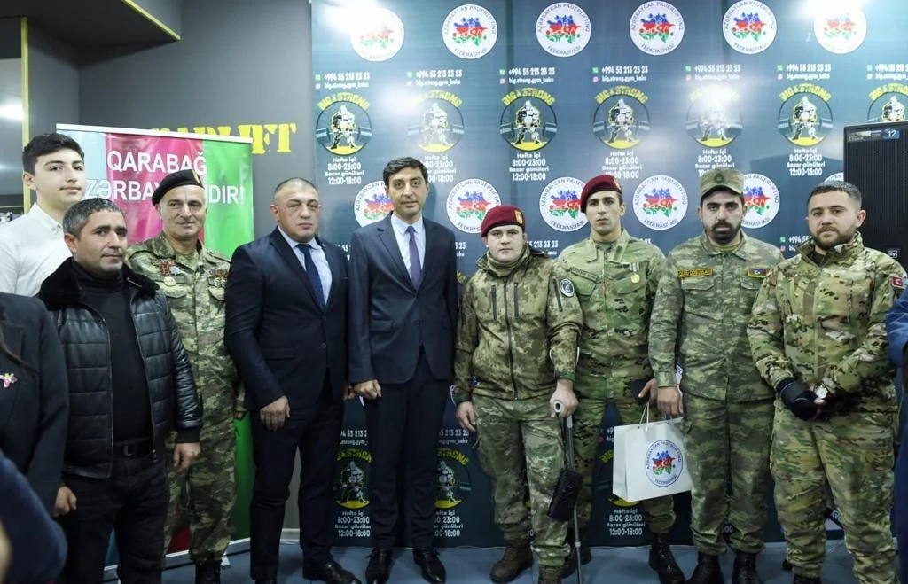 Fərid Qayıbov bazanın açılışında iştirak edib, şəhidin atasına plaket verib 