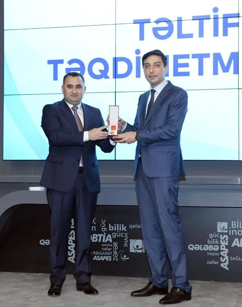 Fərid Qayıbov təltif olunmuş şəxslərə mükafatları təqdim etdi 
