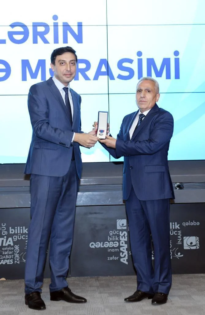 Fərid Qayıbov təltif olunmuş şəxslərə mükafatları təqdim etdi 