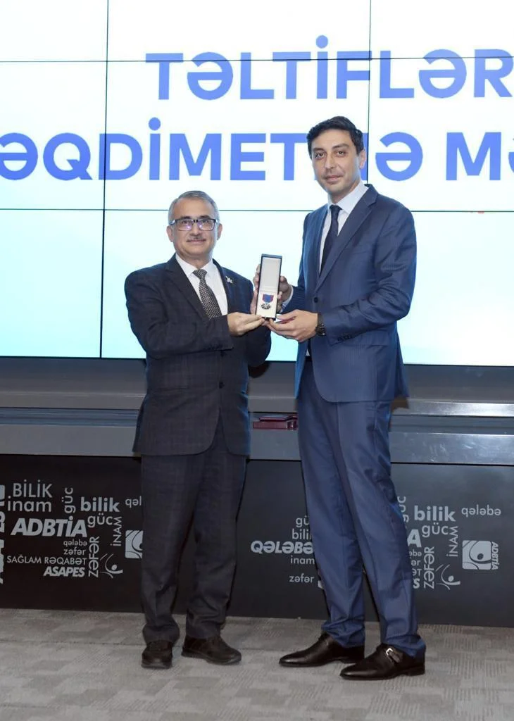 Fərid Qayıbov təltif olunmuş şəxslərə mükafatları təqdim etdi 