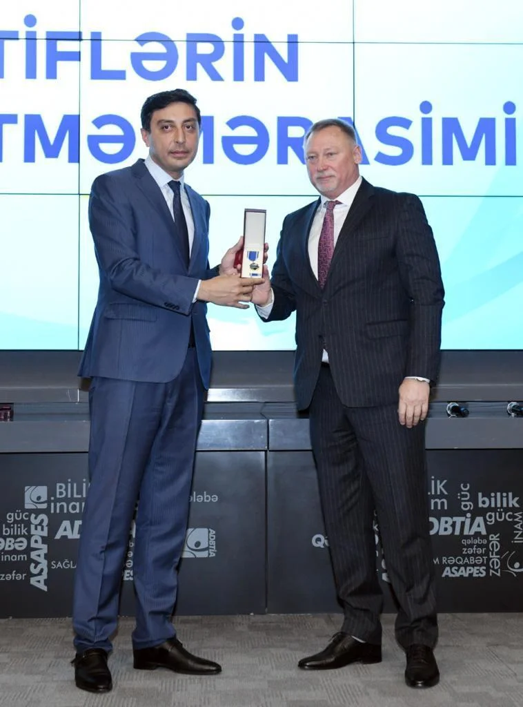 Fərid Qayıbov təltif olunmuş şəxslərə mükafatları təqdim etdi 