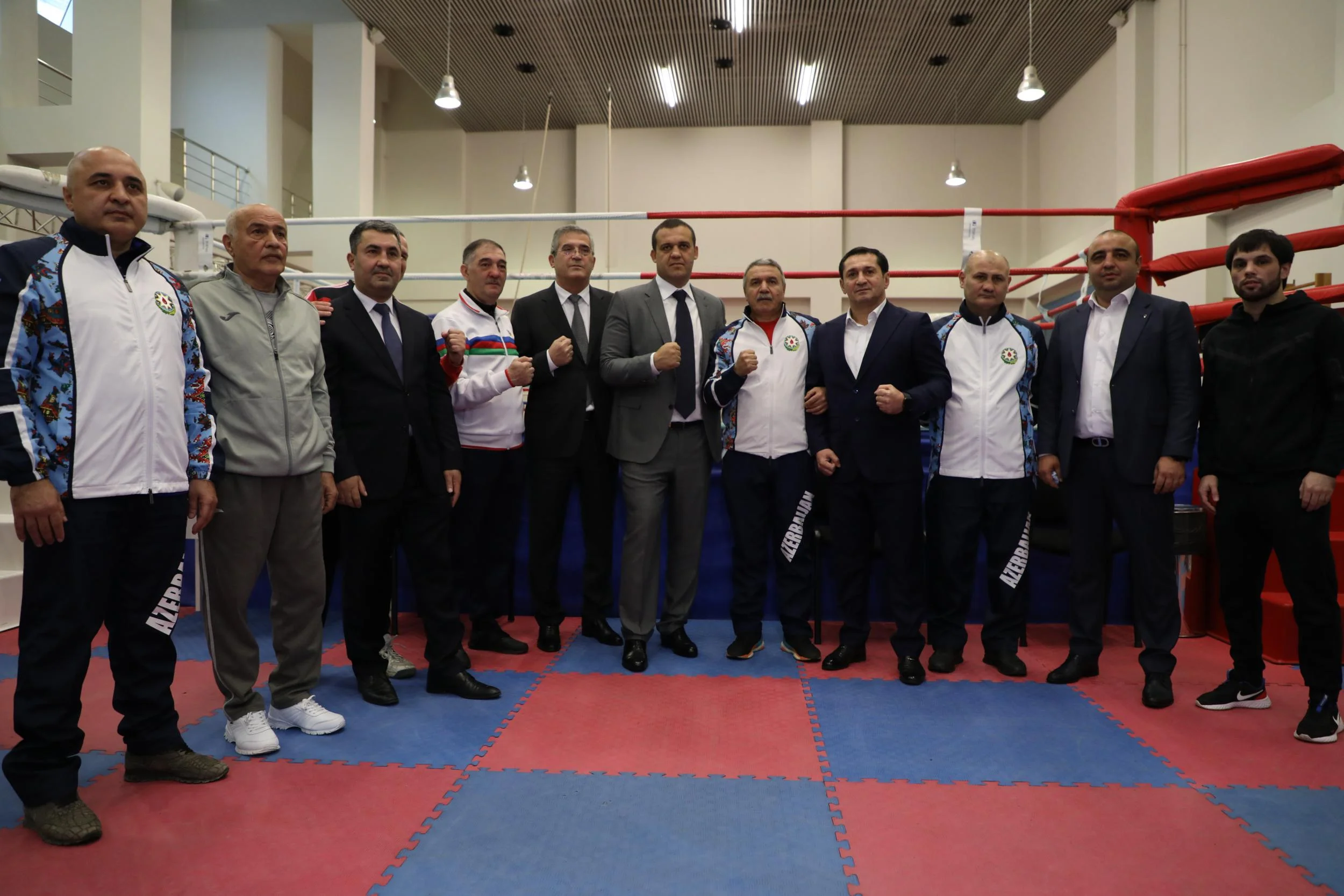 IBF prezidenti Bakıda boksçulara inventarlar hədiyyə etdi 