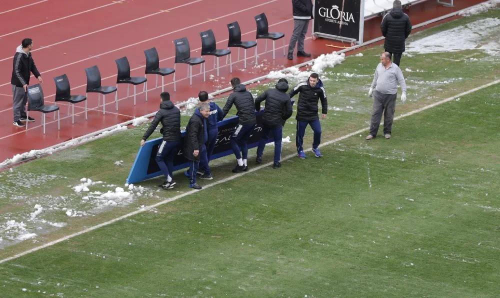 Meydanı qardan Qurban Qurbanov və futbolçular təmizlədilər - FOTOLAR 
