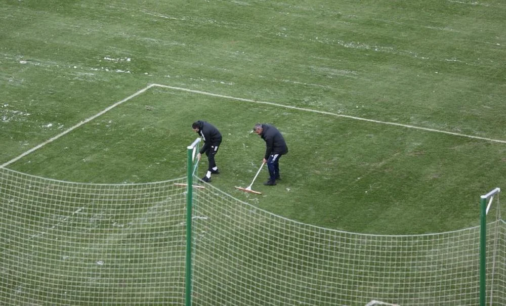Meydanı qardan Qurban Qurbanov və futbolçular təmizlədilər - FOTOLAR 