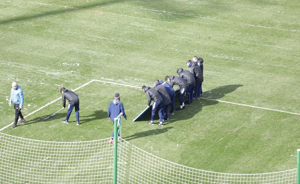 Meydanı qardan Qurban Qurbanov və futbolçular təmizlədilər - FOTOLAR 