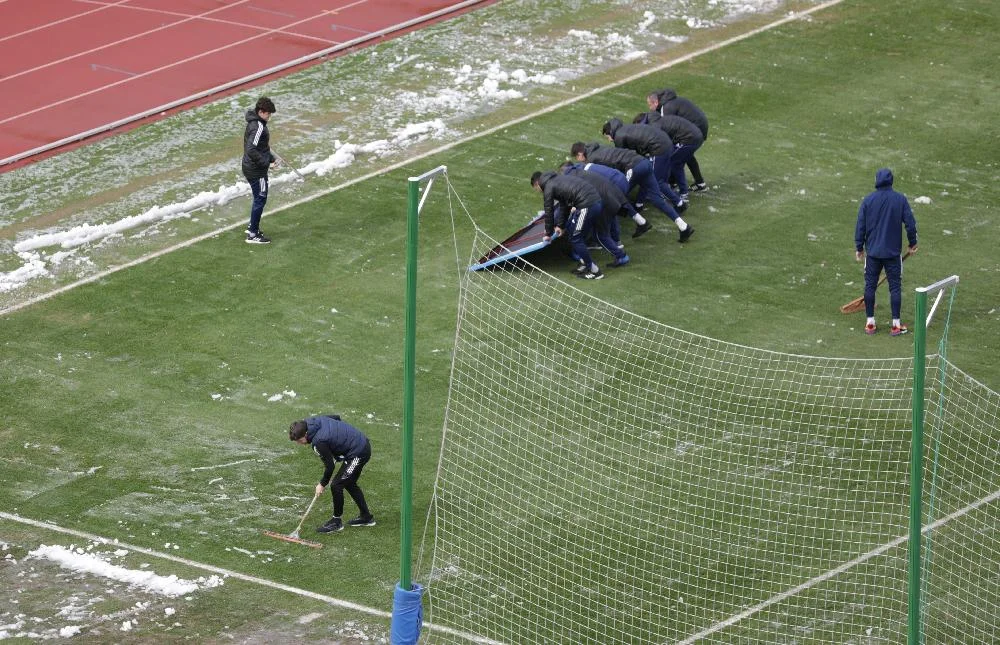 Meydanı qardan Qurban Qurbanov və futbolçular təmizlədilər - FOTOLAR 