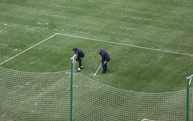 Meydanı qardan Qurban Qurbanov və futbolçular təmizlədilər - FOTOLAR 