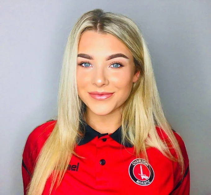18+ şəkillərinə görə klubdan qovulan qadın futbolçu internetdən milyonlar qazanır -  FOTOLAR 