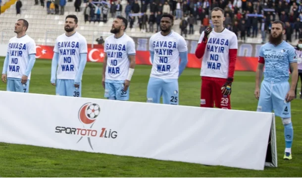 Türk futbolçu bu hərəkəti ilə gündəm oldu - FOTO 