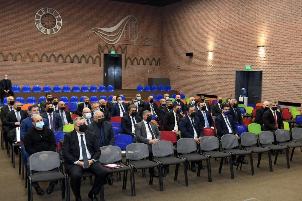 Fərid Qayıbov direktorlar ilə görüşdü 