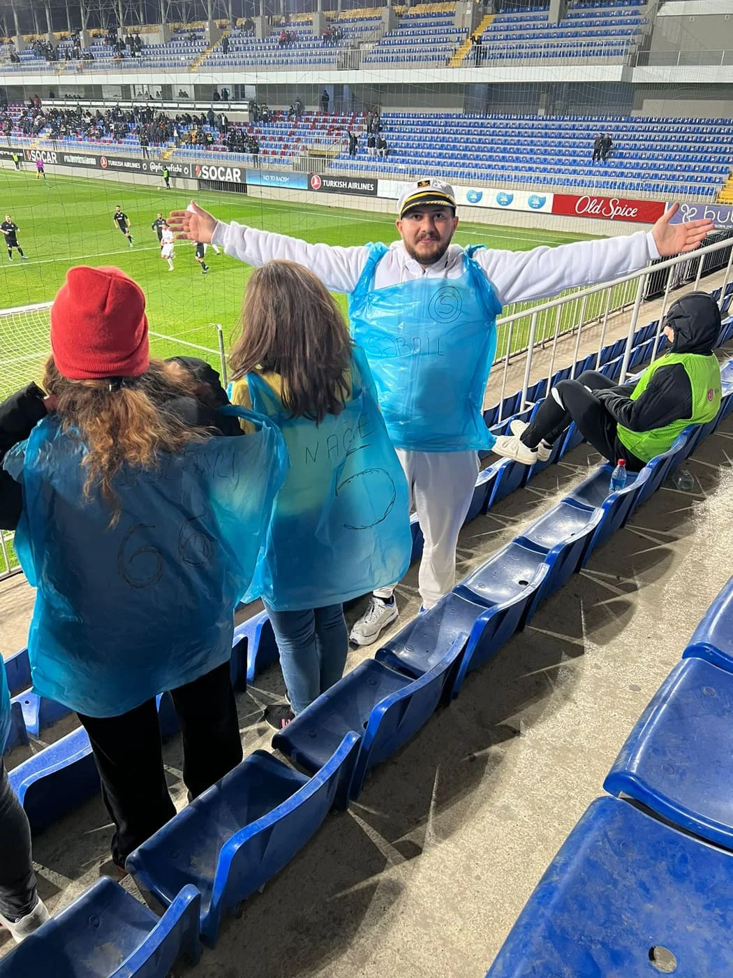 Fan-klubundan "Səbail"ə etiraz: Sellofan "forma" geyindilər - FOTOLAR 