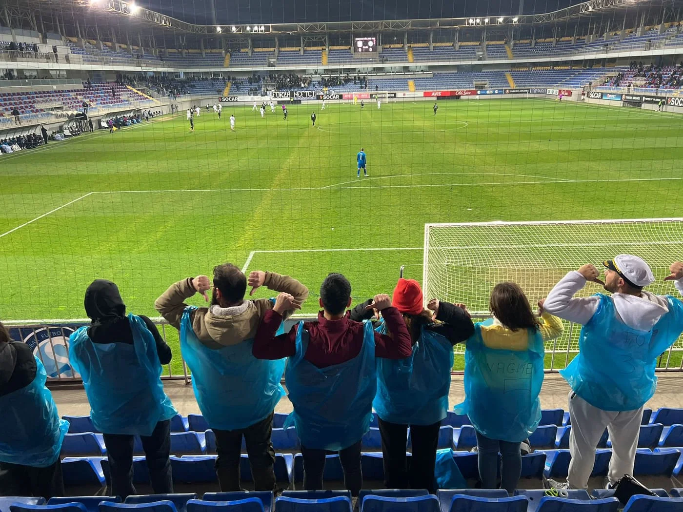 Fan-klubundan "Səbail"ə etiraz: Sellofan "forma" geyindilər - FOTOLAR 
