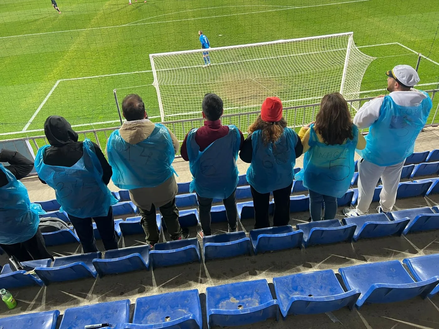 Fan-klubundan "Səbail"ə etiraz: Sellofan "forma" geyindilər - FOTOLAR 