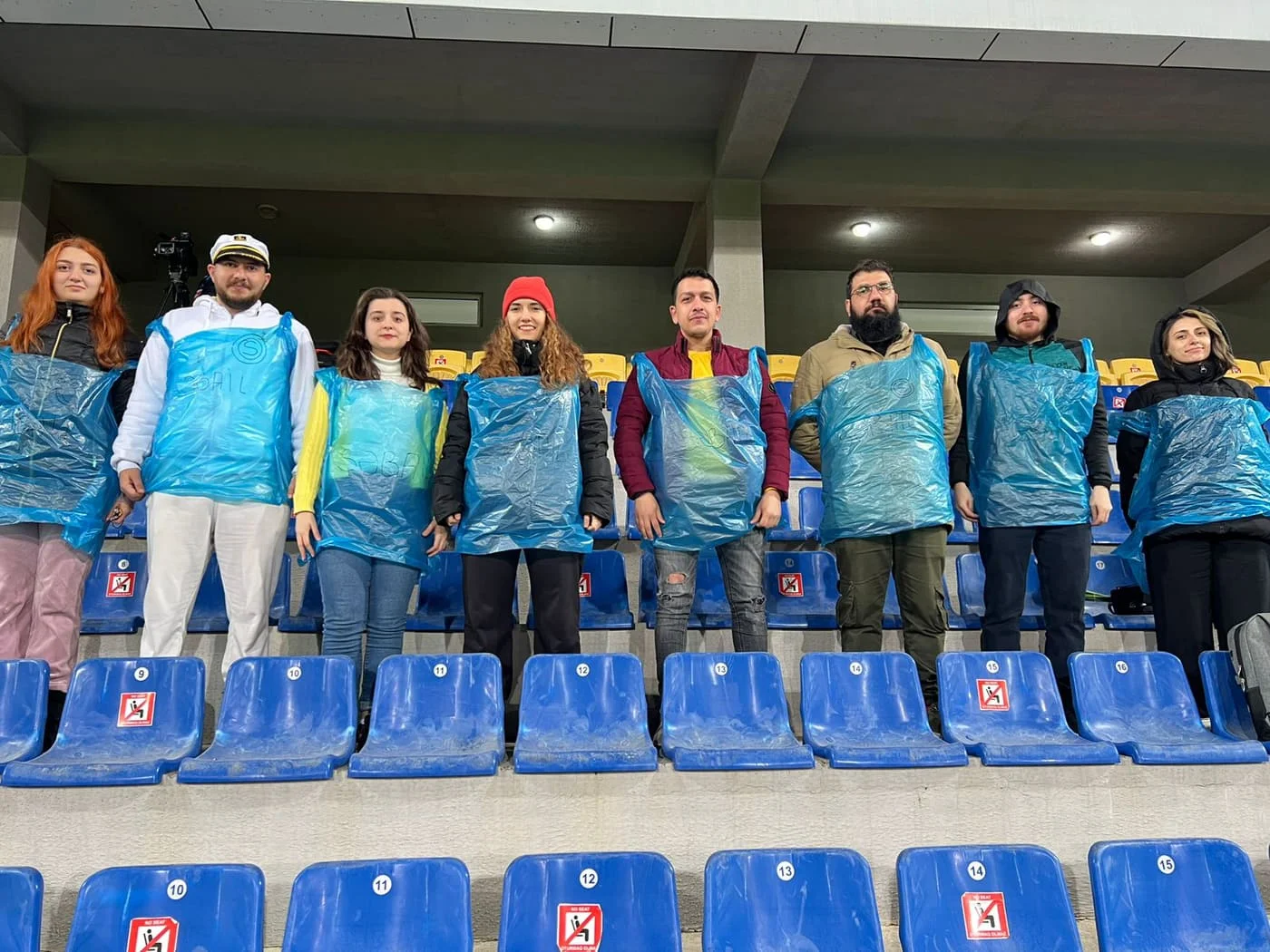 Fan-klubundan "Səbail"ə etiraz: Sellofan "forma" geyindilər - FOTOLAR 