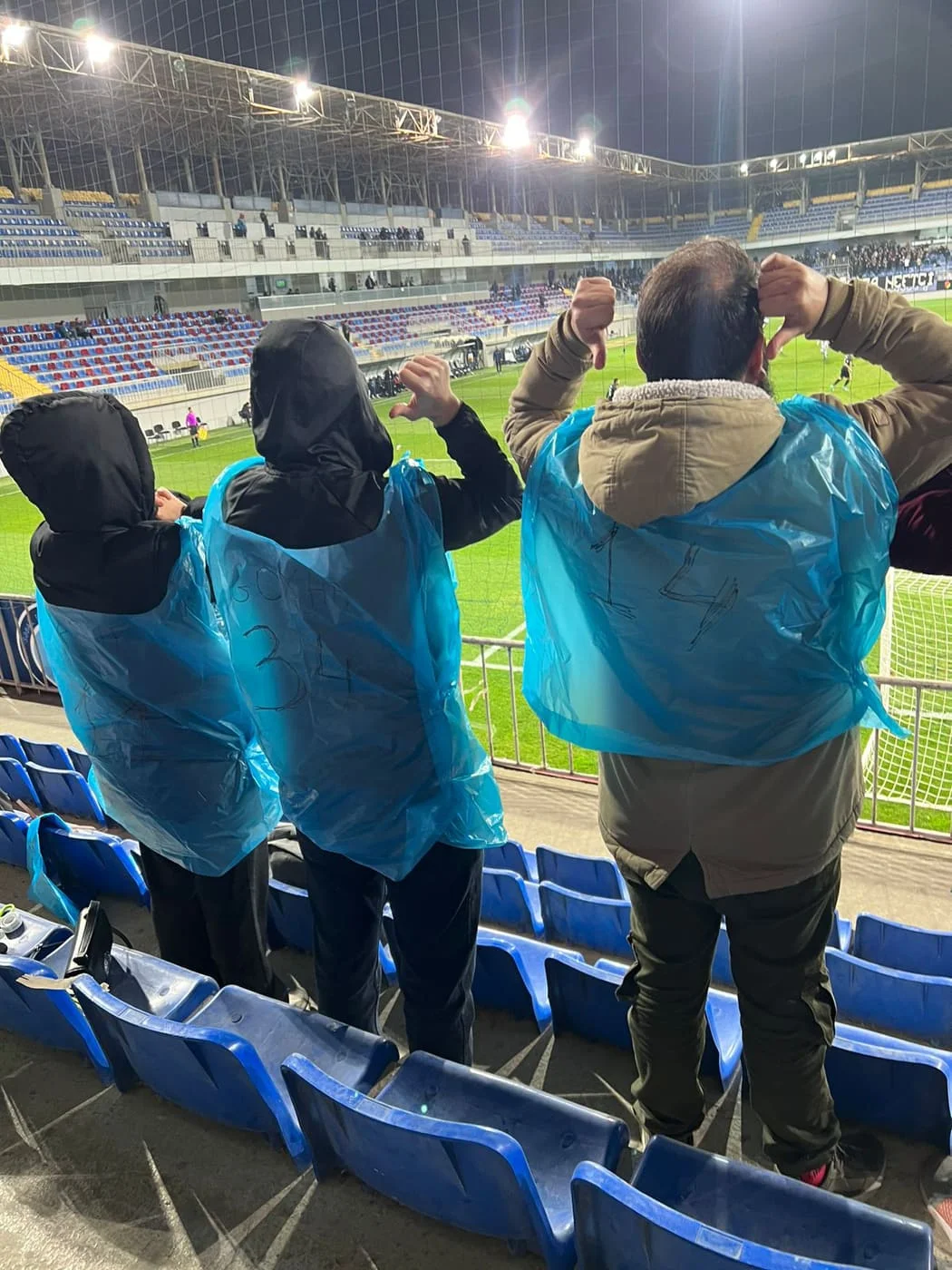 Fan-klubundan "Səbail"ə etiraz: Sellofan "forma" geyindilər - FOTOLAR 