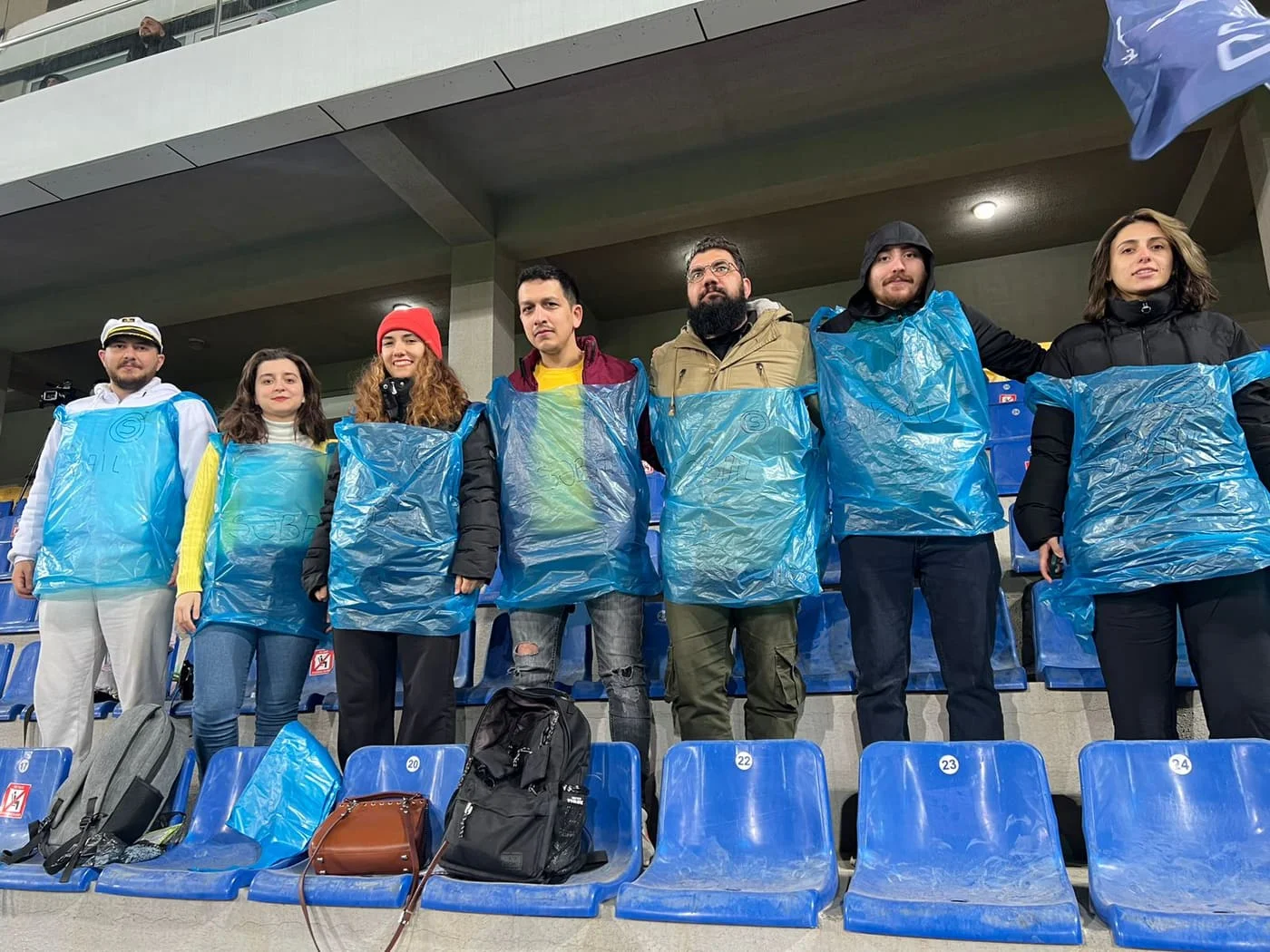 Fan-klubundan "Səbail"ə etiraz: Sellofan "forma" geyindilər - FOTOLAR 