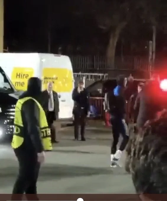 "Mançester Yunayted"in oyunçusu azarkeşi təhqir etdi - FOTO 