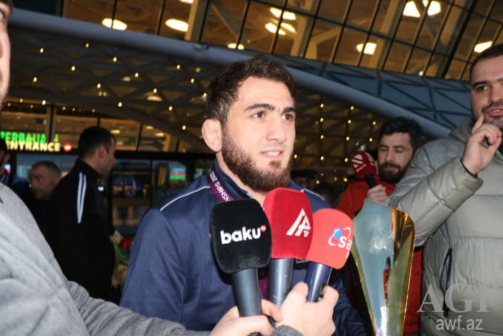 Avropa çempionu olan millimiz Vətənə döndü 