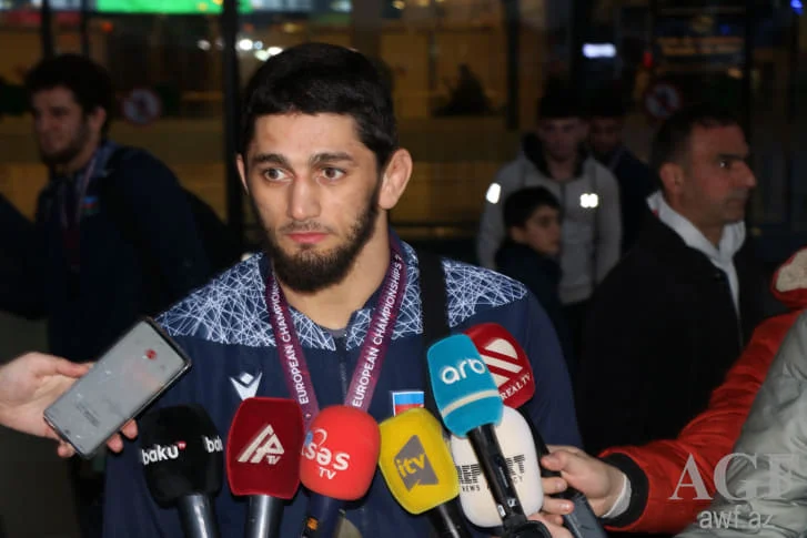 Avropa çempionu olan millimiz Vətənə döndü 