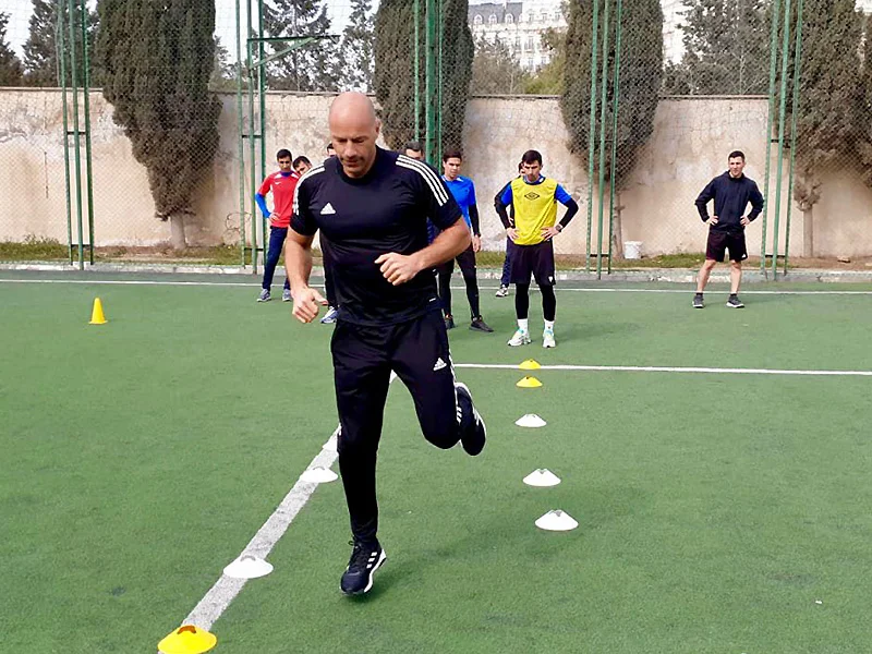 UEFA fizioterapevti hakimlərə təlim keçdi 