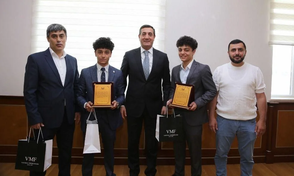 Avropa çempionatında medal qazanan boksçu qardaşlar mükafatlandırıldı - FOTOLAR 