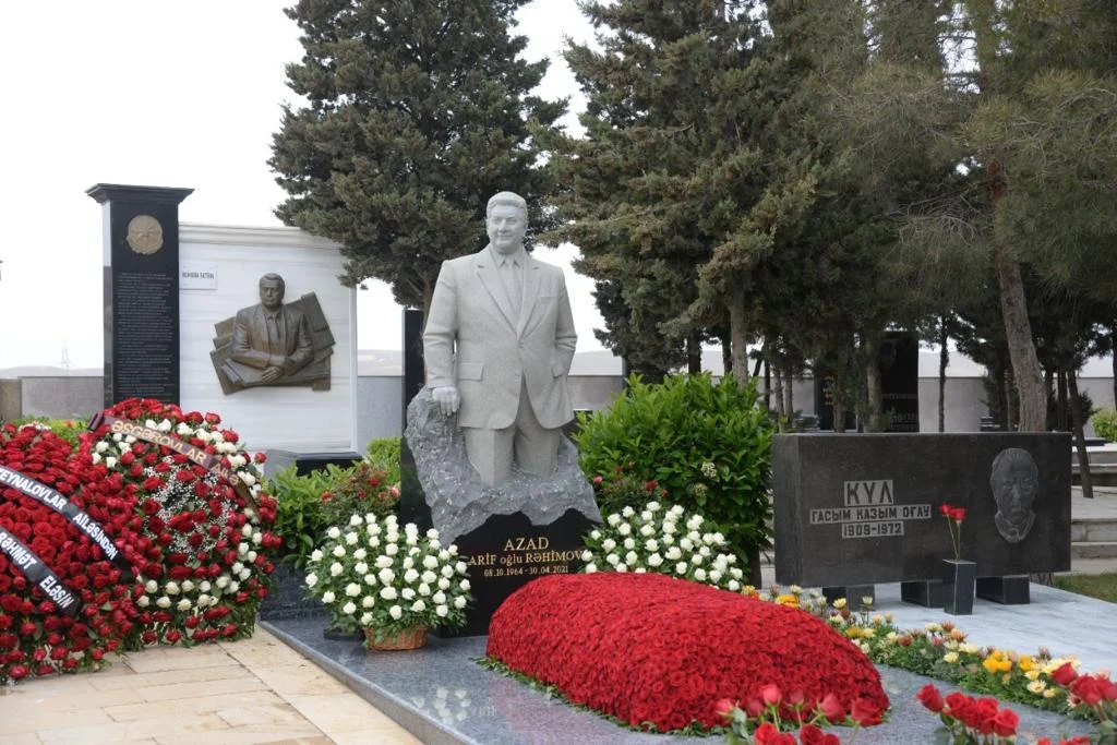 Gənclər və idman nazirliyinin rəhbərliyi Azad Rəhimovun məzarını ziyarət etdi 