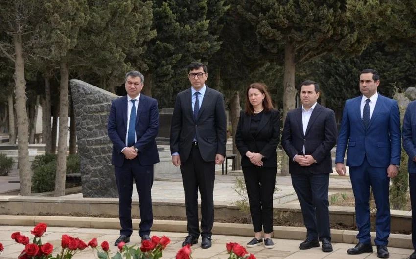 Gənclər və idman nazirliyinin rəhbərliyi Azad Rəhimovun məzarını ziyarət etdi 