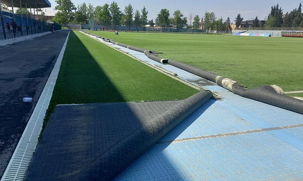 Tovuz şəhər stadionunun ot örtüyü yenilənir - FOTOLAR 