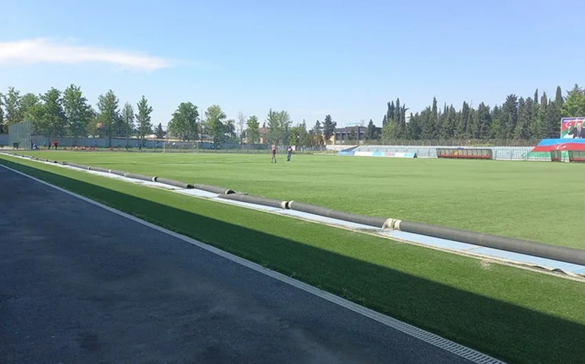 Tovuz şəhər stadionunun ot örtüyü yenilənir - FOTOLAR 
