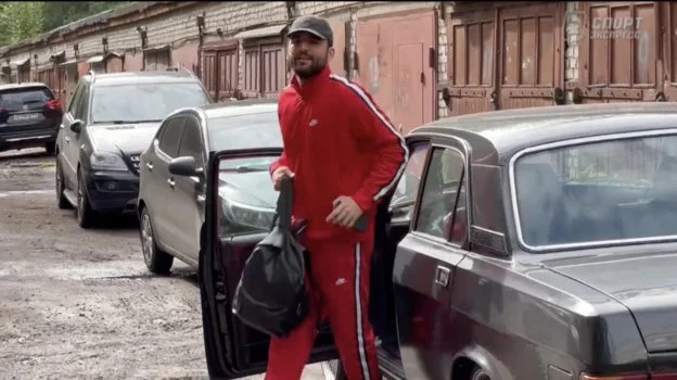 Rusiyalı futbolçu məşqlərə "QAZ 31"lə gəlir - FOTO 