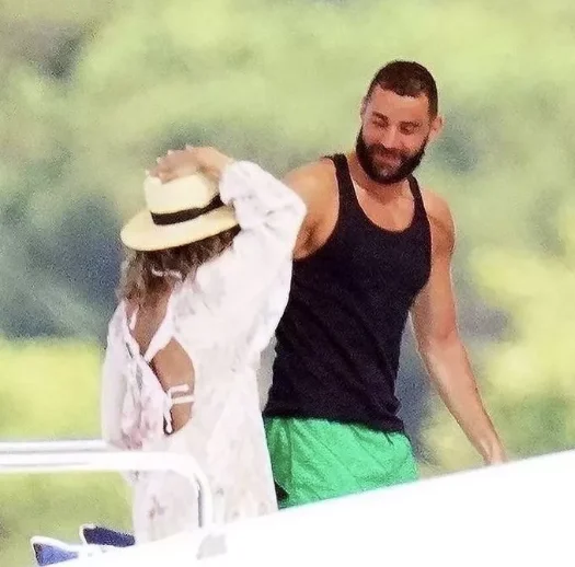 Benzema yeni sevgilisi ilə paparatzilərə yaxalandı - FOTOLAR 
