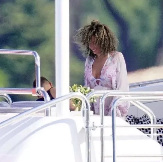 Benzema yeni sevgilisi ilə paparatzilərə yaxalandı - FOTOLAR 