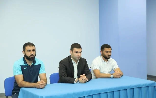 “Zirə”nin fəxri prezidenti futbolçularla görüşdü - FOTOLAR 