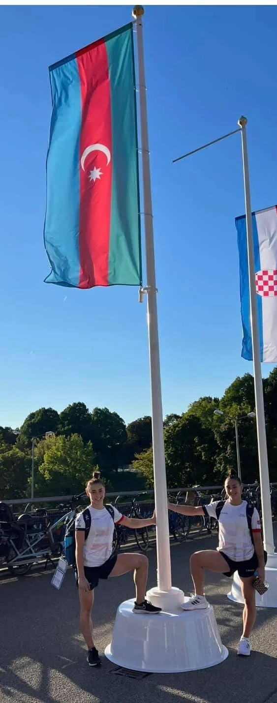 Böyük Britaniyanı təmsil edən əkizlərin bayraq sevgisi: "Ey əziz anam, Azərbaycan!" 