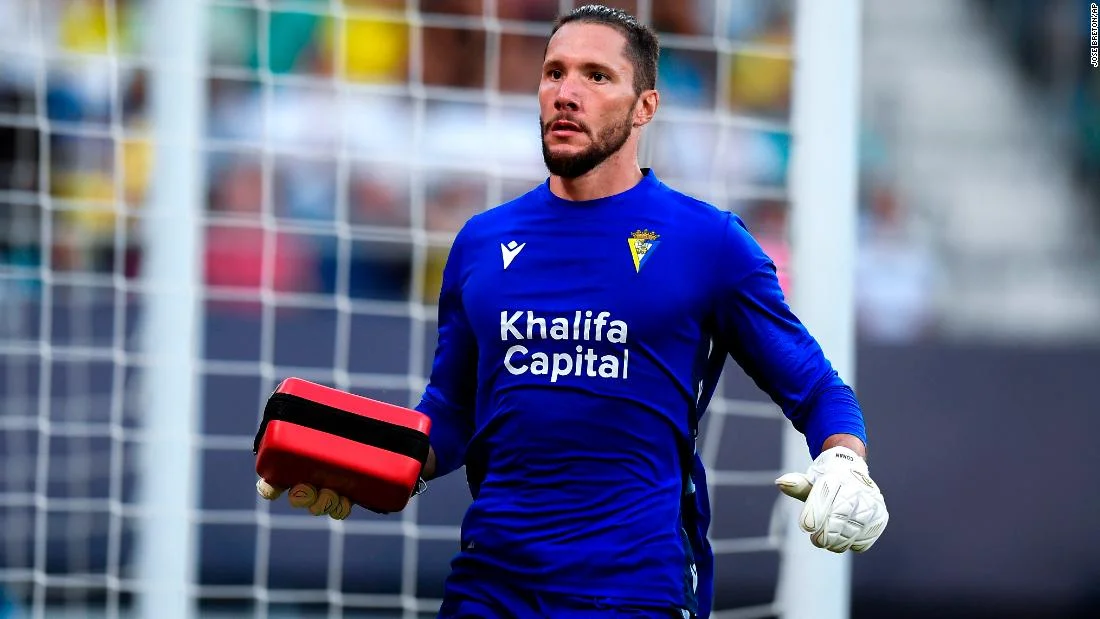 Qapıçı fanatın həyatını xilas etdi - VİDEO 