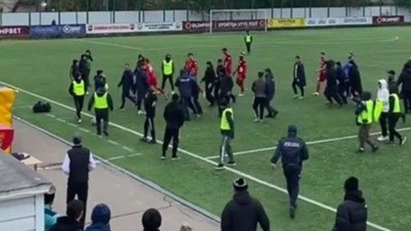 В Казахстане болельщики закидали бутылками судей футбольного матча (ФОТО) 