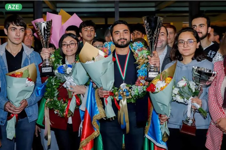 Dünya çempionları Vətənə döndü 