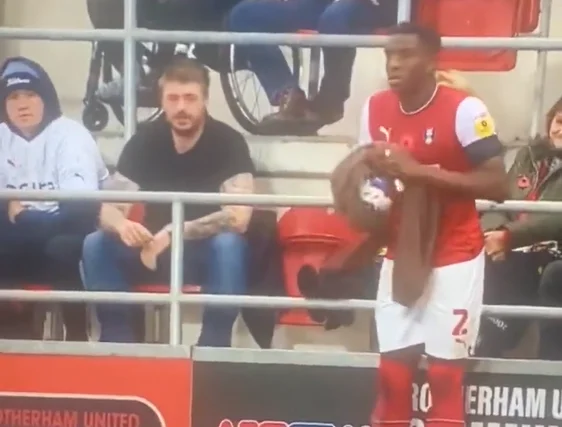 Sadiq azarkeş futbolçunu vəziyyətdən belə çıxardı - FOTO 