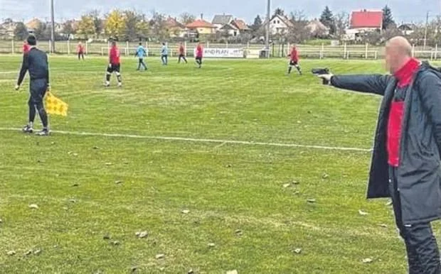 Hakimi tapança ilə nişan aldı, ömürlük diskvalifikasiya edildi - FOTO 