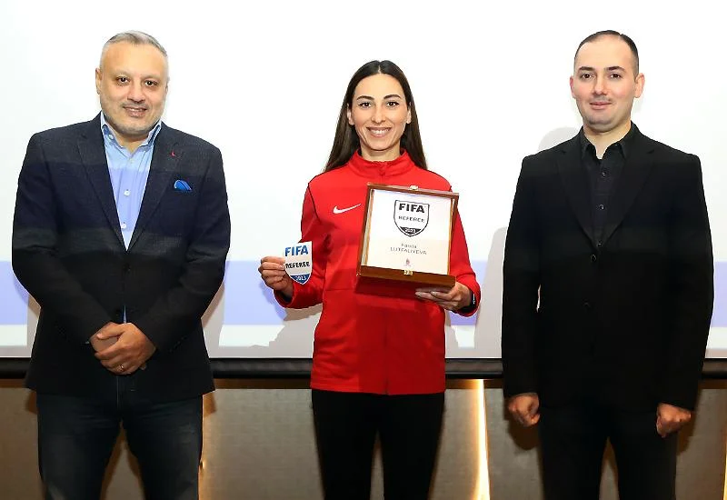 FIFA referilərinə emblemlər təqdim olundu - FOTOLAR 