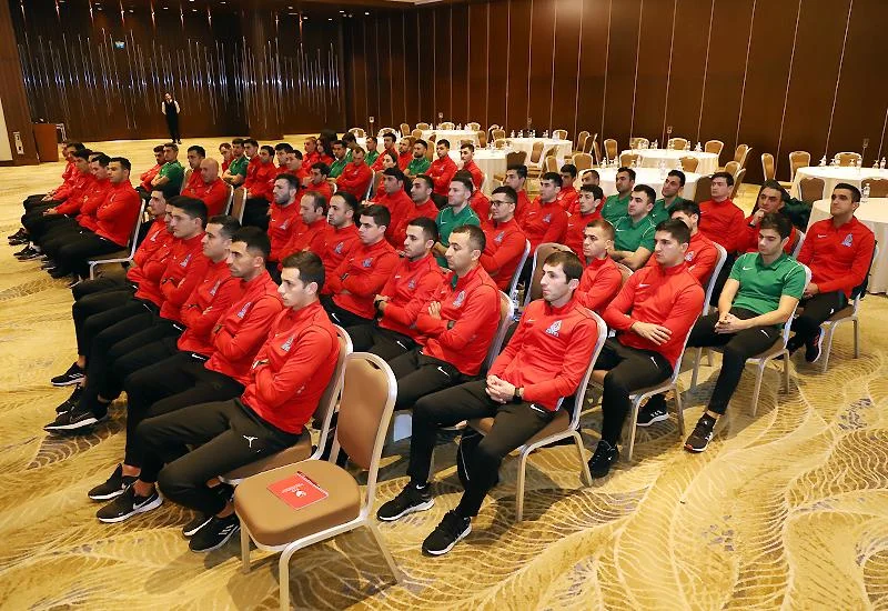 FIFA referilərinə emblemlər təqdim olundu - FOTOLAR 