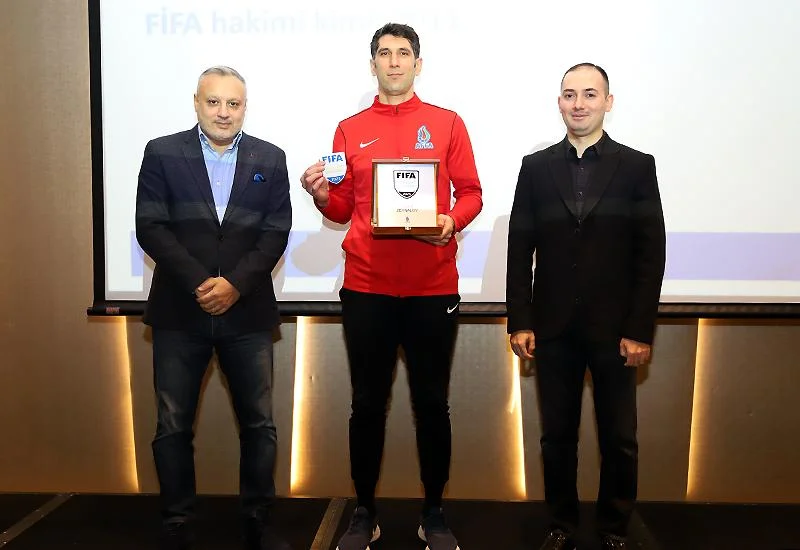 FIFA referilərinə emblemlər təqdim olundu - FOTOLAR 