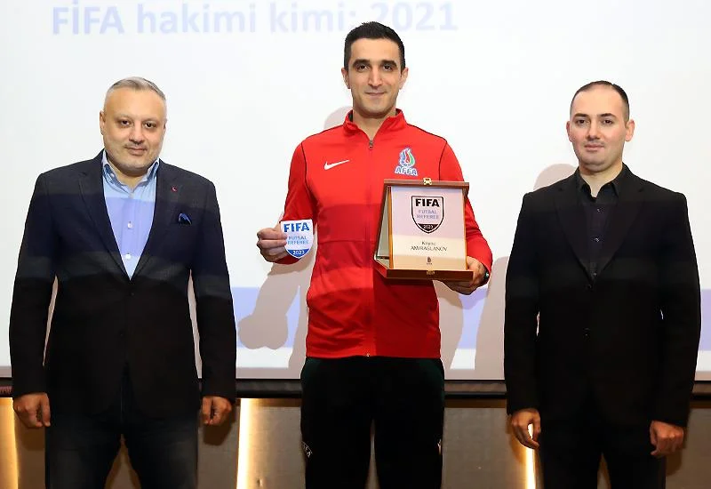FIFA referilərinə emblemlər təqdim olundu - FOTOLAR 