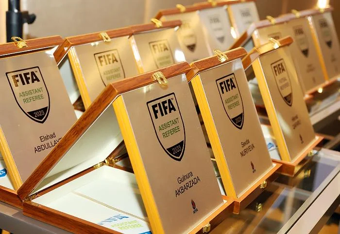 FIFA referilərinə emblemlər təqdim olundu - FOTOLAR 